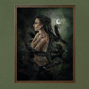 Peut inclure: Une femme aux longs cheveux noirs et aux tatouages complexes se tient dans une forêt sombre. Elle est entourée de corbeaux et une lune croissante brille dans le ciel nocturne. L'œuvre d'art est intitulée "mary feywood" et signée par l'artiste.