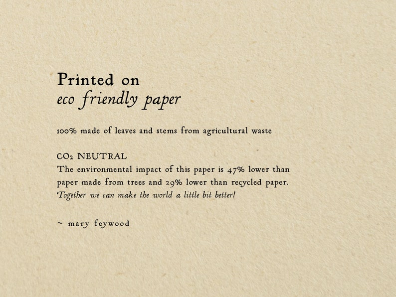 Op de afbeelding: Gedrukt op eco-vriendelijk papier, gemaakt van bladeren en stengels uit landbouwafval. Het papier heeft 47% minder impact op het milieu dan papier gemaakt van bomen en 29% minder impact dan gerecycled papier. De tekst "CO2 NEUTRAL" en "Samen kunnen we de wereld een beetje beter maken!" staat op het papier gedrukt. De tekst is ondertekend met "mary feywood".