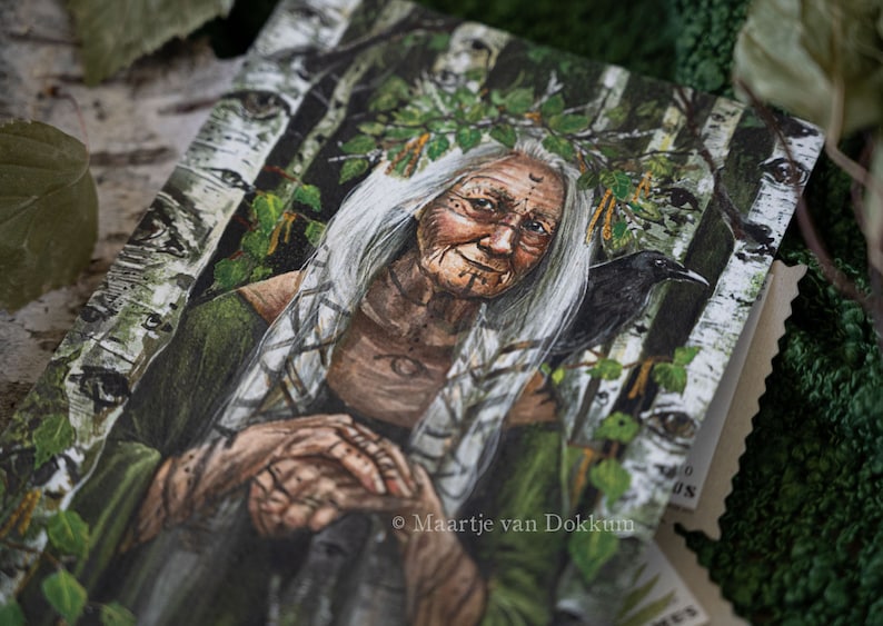Pode incluir: Uma pintura de uma mulher mais velha com cabelo comprido e branco e uma coroa de folhas. Ela est&aacute; vestindo um vestido verde e tem um corvo preto em seu ombro. O fundo &eacute; uma floresta de b&eacute;tulas.
