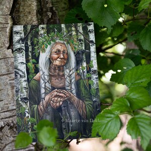 Pode incluir: Uma pintura de uma mulher mais velha com cabelo branco comprido usando uma t&uacute;nica verde e uma coroa de folhas. Ela est&aacute; cercada por b&eacute;tulas e um corvo preto est&aacute; empoleirado em um galho atr&aacute;s dela. A pintura &eacute; assinada "Maartje van Dokkum".