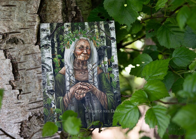 Pode incluir: Uma pintura de uma mulher mais velha com cabelo branco comprido usando uma t&uacute;nica verde e uma coroa de folhas. Ela est&aacute; cercada por b&eacute;tulas e um corvo preto est&aacute; empoleirado em um galho atr&aacute;s dela. A pintura &eacute; assinada "Maartje van Dokkum".