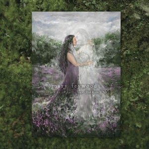 Puede incluir: Impresión de una pintura que representa a dos figuras abrazándose en un campo de flores moradas. La obra está firmada "mary feywood" con el texto adicional "art by maartje van dokkum". Las figuras están en un entorno forestal.