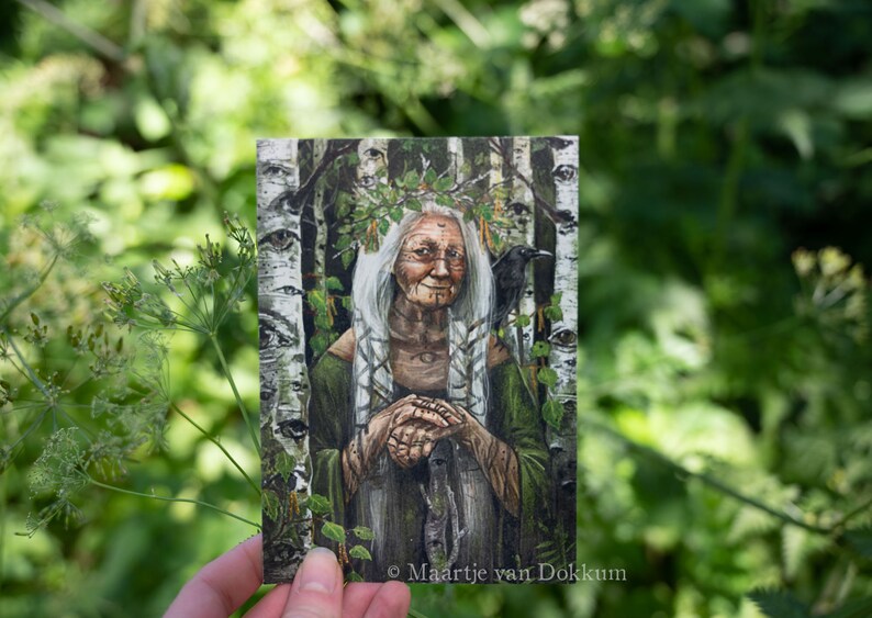 Pode incluir: Uma pintura de uma mulher mais velha com cabelo branco comprido usando uma t&uacute;nica verde e uma coroa de folhas. Ela est&aacute; com as m&atilde;os juntas no colo. Um corvo preto est&aacute; empoleirado em um galho atr&aacute;s dela. O fundo &eacute; uma floresta de b&eacute;tulas. A pintura &eacute; assinada "Maartje van Dokkum".