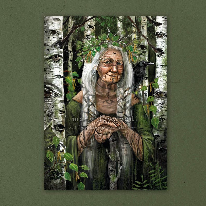 Pode incluir: Uma pintura de uma mulher com cabelo comprido e branco e uma coroa de folhas, de p&eacute; em uma floresta de b&eacute;tulas. Ela est&aacute; vestindo uma t&uacute;nica verde e segurando um cajado. Um corvo preto est&aacute; sentado em um galho atr&aacute;s dela.