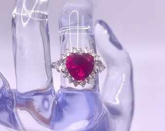 Anillo de plata con corazón de rubí rojo intenso y oro
