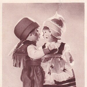 Bambole degli anni '30 in costume olandese, cartolina d'epoca