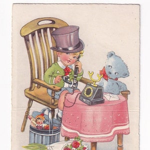 Garçon avec un chapeau haut de forme au téléphone avec un ours en peluche bleu, carte postale vintage allemande