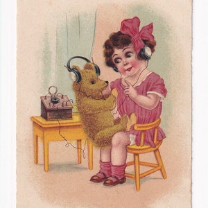 Fille en tant qu'opératrice téléphonique et ours en peluche avec écouteurs et standard, carte postale vintage