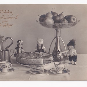 Bambole degli anni '20 su un tavolino da caffè, cartolina d'epoca