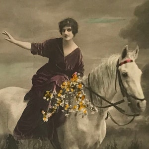 Frau auf Schimmel mit Blumen, deutsche Vintage-Postkarte, um 1928 geschrieben (Nr. 6)