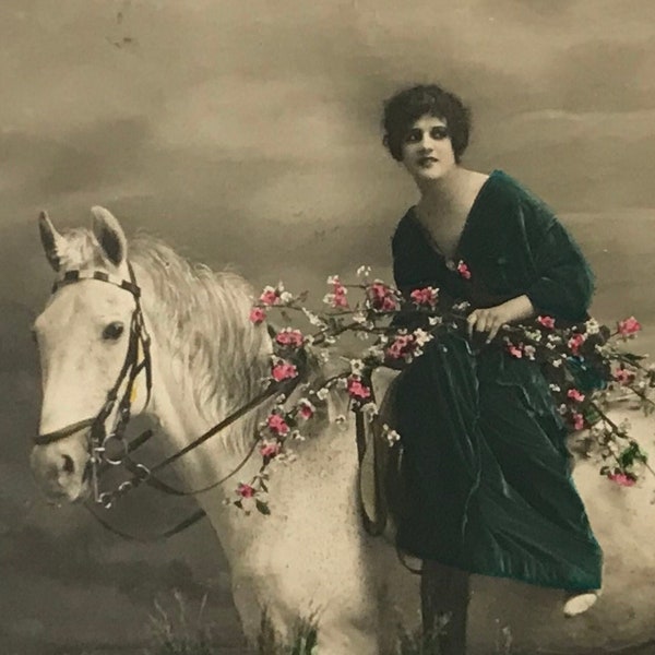 Frau auf Schimmel mit Blumen, Vintage-Postkarte aus Deutschland, 1928 versendet (Nr. 4)