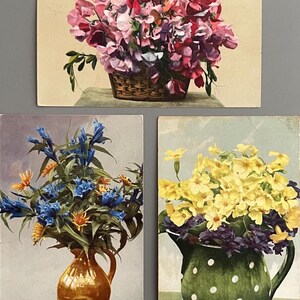 Set di cartoline antiche: cesto di ciclamini e mazzi di fiori in brocche