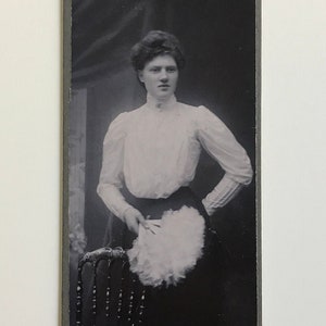 Frau mit Federfächer, deutsches Visitfoto (G. Vierecke, Nachfolge August Reif, Hamburg)