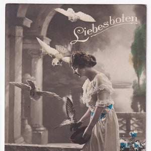 Frau mit fliegenden Tauben, antike deutsche Postkarte, 1920 versendet