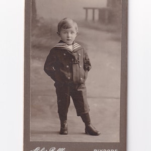Junge im Matrosenanzug vor Landschaftskulisse, deutsches Visitfoto (Rollkrug, Wolff & Leonard, Berlin)