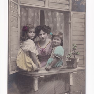 Mutter und Töchter am Fenster, antike deutsche Postkarte, 1911 versendet