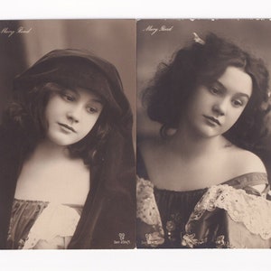 Para zabytkowych pocztówek: Mary Read, tancerka z Tiller Girls z nakryciem głowy/bez nakrycia głowy