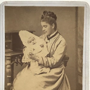 Mutter mit Baby, Schweizer Visitfoto (Jean Deppeler, Biel), circa 1874–1877