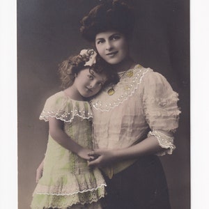 Mutter und Tochter in inniger Haltung, antike deutsche Postkarte, 1908 versendet