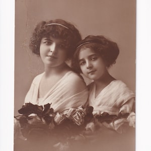 Mère et fille habillées de manière identique, carte postale ancienne d'Italie, vers 1910