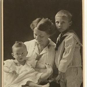 Mère avec deux fils, photo de visite allemande (Constantin Luck, Düsseldorf)