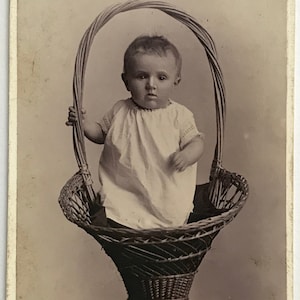 Baby in een mandje, Duitse bezoekfoto (Joseph Heimhuber, Sonthofen/Immenstadt/Oberstdorf)