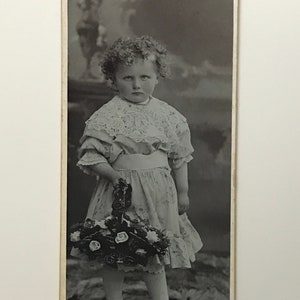 Jeune fille avec un panier de roses, photo de visite allemande (Heinrich Schmorrde, Herrnhut/Bernstadt)