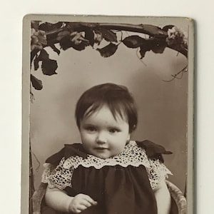 Baby im Blumenkorb, deutsches Visitfoto (Hermann Schröder, Bremerhaven)
