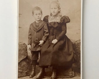 Foto de retrato pequeño: Pareja de niños sobre rocas (Adolf Meier von Tobel, Zúrich, Suiza)