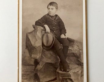 Small portrait photo: Boy sitting on a rock (Alois Krieger, Amberg in Bavaria, Germany)
