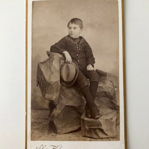 Junge auf Felsensitz, deutsches Visitfoto (Alois Krieger, Amberg in Bayern)