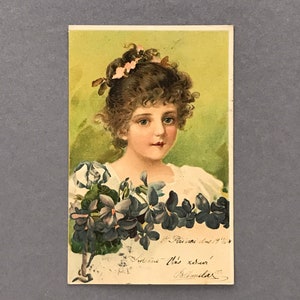 Mädchen mit Veilchen, antike Postkarte, 1901 versendet