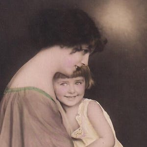 Ensemble de cartes postales anciennes : mère et fils en chemise de nuit