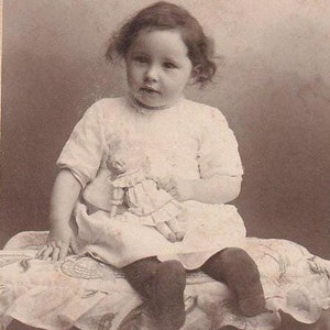 Kind met kleine pop, Zwitserse Visitfoto (Erwin Hauser-Pricam, Lugano)