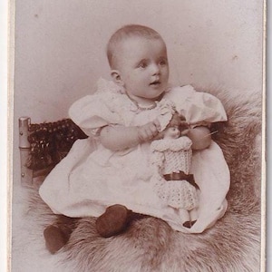 Bébé avec poupée en robe crochetée, photo de visite allemande (J. S. Schroeder, Annaberg/Darmstadt)
