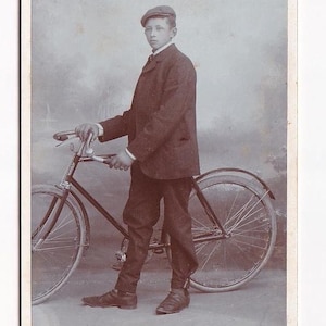 自転車とズボンのクリップをつけたサイクリスト、ドイツ訪問時の写真（ウィリー・ツァイツ、ノイガースドルフ）
