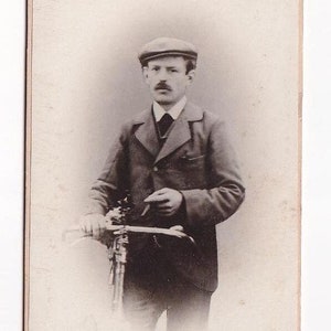 Cyclist with bicycle and peaked cap, German Visitfoto (Atelier Bavaria, Hans Miltz, Munich)