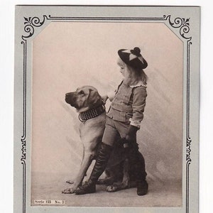 Niño con gorra y perro grande, postal alemana antigua, fotografía montada sobre cartón, 1901
