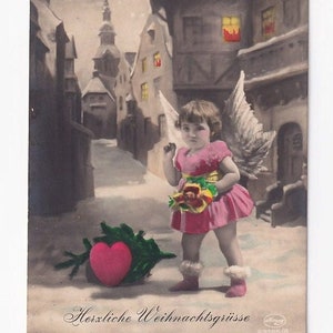 Engel mit Herz auf verschneiter Dorfstrasse, deutsche Vintage-Postkarte,  Fotografie, 1926