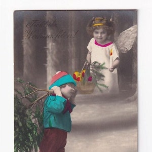 Engel erscheint Junge mit Tannenbaum im Wald, deutsche Vintage-Postkarte,  Fotografie, 1926