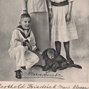 Prinzessin Marie Louise von Baden mit ihren Kindern und Dackel, antike deutsche Postkarte, Foto der Gebrüder Hirsch (Karlsruhe)