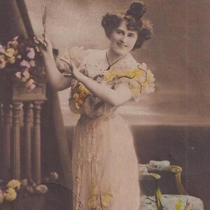 Reta Walter, piosenkarka z lustrem, stara niemiecka pocztówka, wysłana w 1907 r.