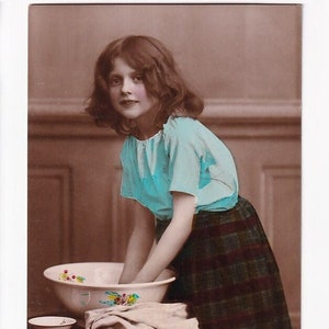 Mädchen beim Waschen mit Waschschüssel, antike deutsche Postkarte,  Fotografie, 1906