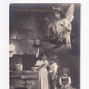 Engel erscheint armen Kindern in der Küche, antike deutsche Postkarte, schwarzweisse Fotografie, 1917