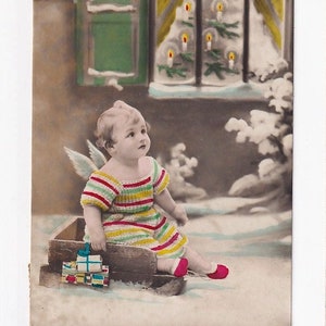 Engel auf Schlitten vor Fenster mit Weihnachtsbaum, deutsche Vintage-Postkarte,  Fotografie, 1932