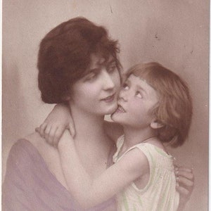 Madre e hijo, antigua postal alemana, enviada en 1923