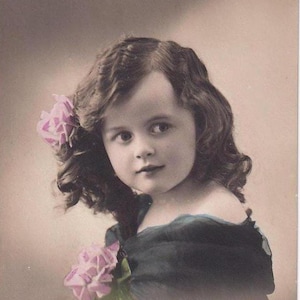 Mädchen (Susanne Lafrenz) mit Rose im Haar, antike deutsche Postkarte, 1912 versendet