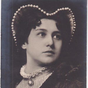Emma Berndl, aktorka grająca Marię Stuart w perłowym nakryciu głowy, stara niemiecka pocztówka z 1906 r.