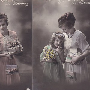Vintage-Postkartenpaar: Mutter und Tochter mit Geburtstagsgeschenken