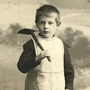 Duże zdjęcie portretowe: Dziecko z łopatą i taczką (Gustav Schüler, Magdeburg, Niemcy)